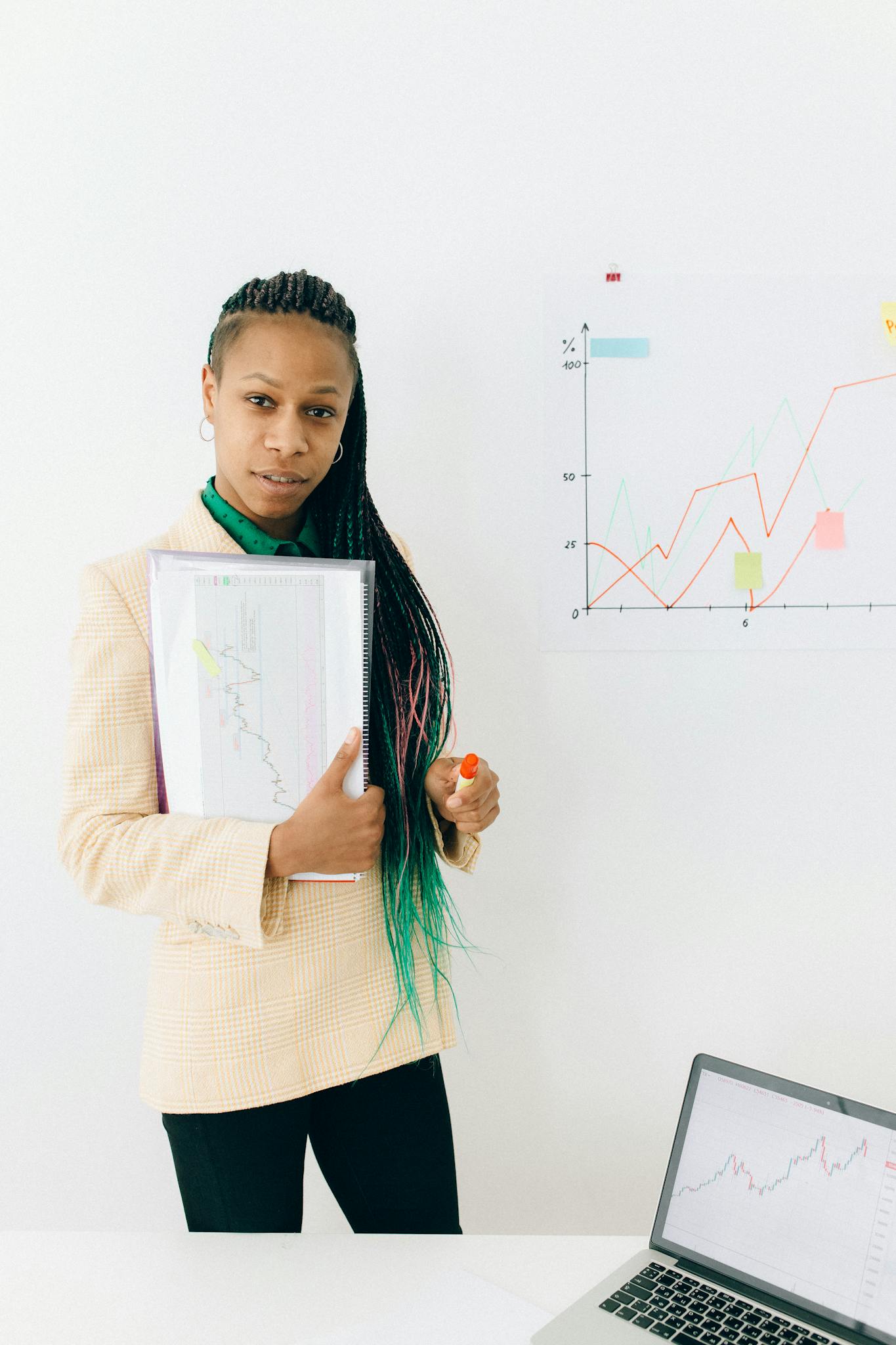 Building a Loyal Blog Audience: Strategies for Engagement and Growth 1 confident analyst presenting financial data and growth
